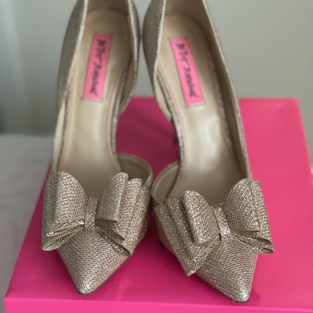 Betsey Johnson prince Gold pump with bow size 7